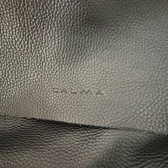 Elegant Black Leather Crossbody Bag - Picture 2 of 15